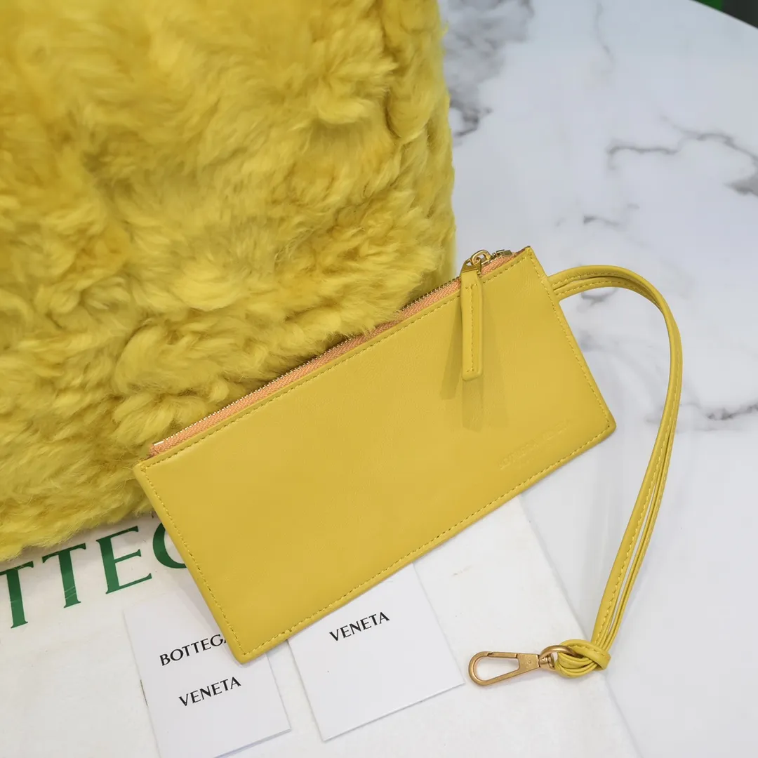 Corn yellow 🐱BV arco tote’s fluffy style, it’s here, it’s here, it’s here with fluff~ You’ll know how cute it is when you see it in person! The soft and fluffy feel is really great. Rua, this year’s furry style, I stand on bv! ! Whether it is a jodie cloud bag or a tote, not all curly teddy fur can be used to make goods. The curl size of the fur directly affects the similarity of the entire bag. Material: full fur and lambskin ➕ lambskin lining is much more expensive than full leather! Again, if you don’t develop without ZP, of course you have to be willing to spend money, size 36*24*12 Size: 36*24*12